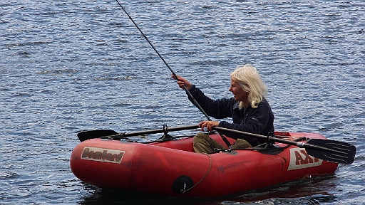 DSCI0023 - Kopie.JPG - Denn noch bevor ich richtig fertig bin mit unserem Mittags-Dorsch, schlaegt die Bordfee wieder zu...